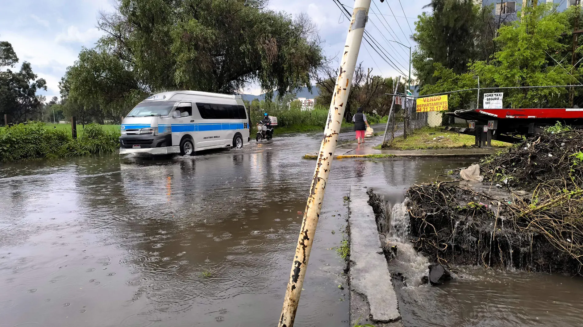 Combi pasando por un encharcamiento